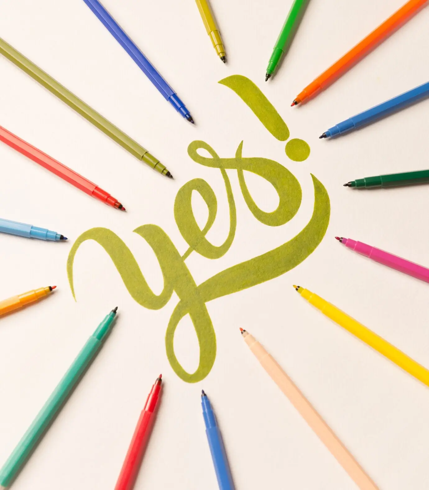 Frase motivacional sobre la aprobación escrita a mano entre marcadores de colores